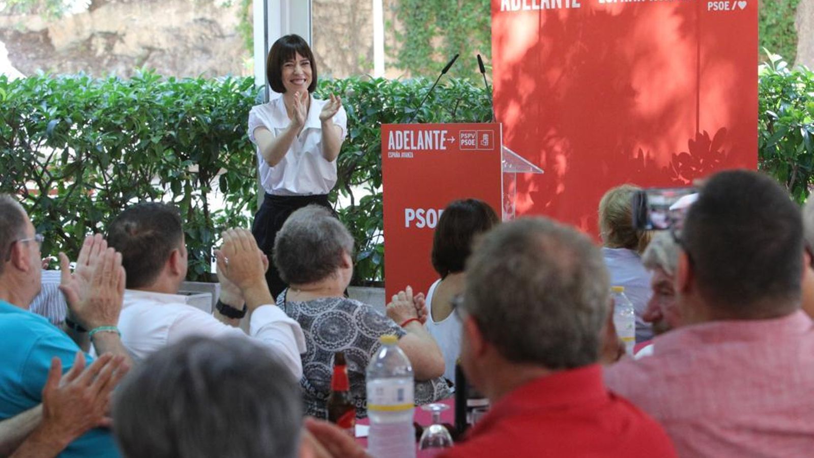 Diana Morant, minista de Ciència i Innovació, en una trobada amb militants a Bunyol