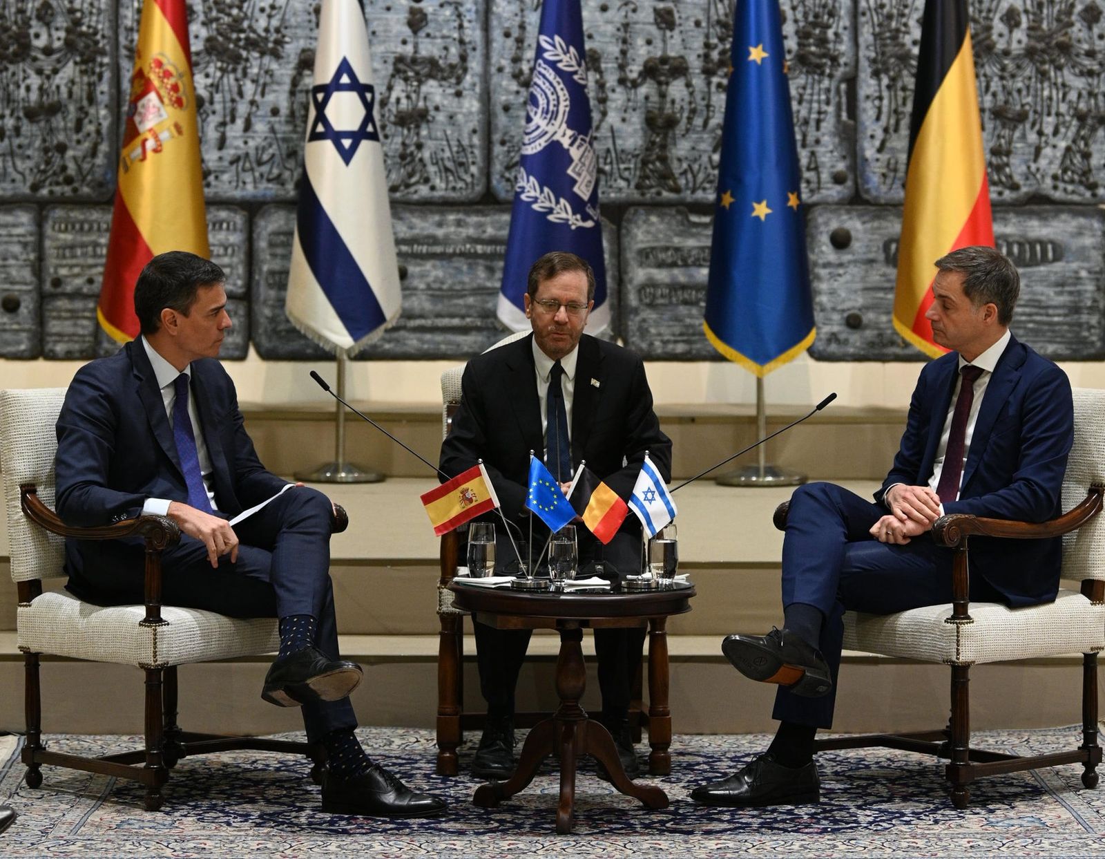 El president del govern espanyol, Pedro Sánchez (esquerra) i l'homòleg de Bèlgica, Alexander De Croo, es reuneixen amb el president d'Israel, Isaac Herzog (centre)