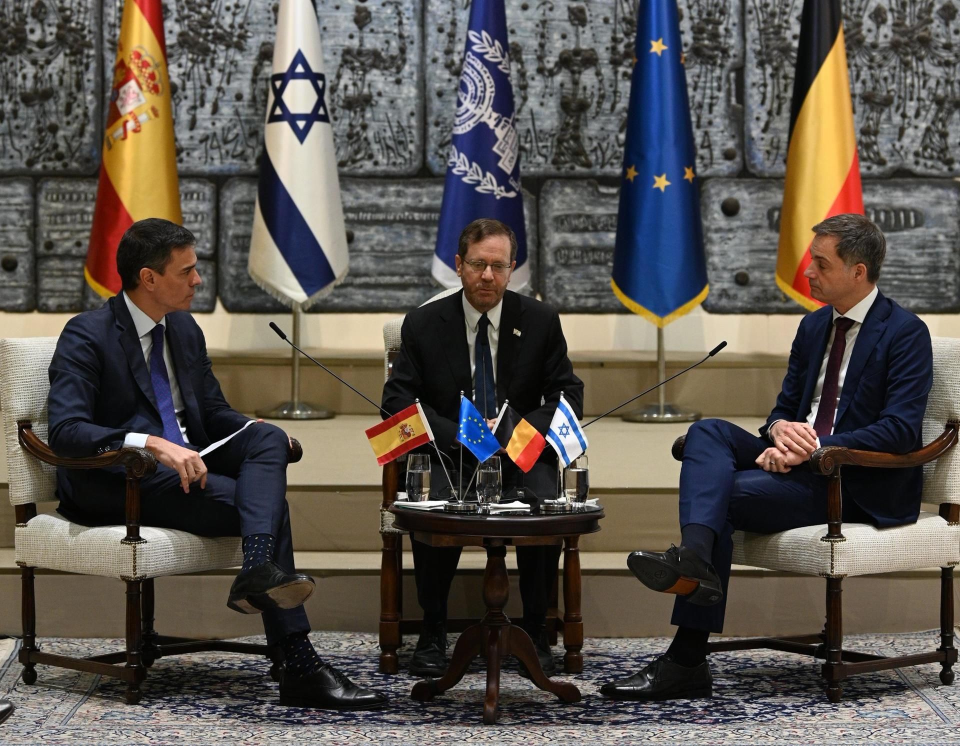 El president del govern espanyol, Pedro Sánchez (esquerra) i l'homòleg de Bèlgica, Alexander De Croo, es reuneixen amb el president d'Israel, Isaac Herzog (centre) El president del govern espanyol, Pedro Sánchez (esquerra) i l'homòleg de Bèlgica, Alexander De Croo, es reuneixen amb el president d'Israel, Isaac Herzog (centre)