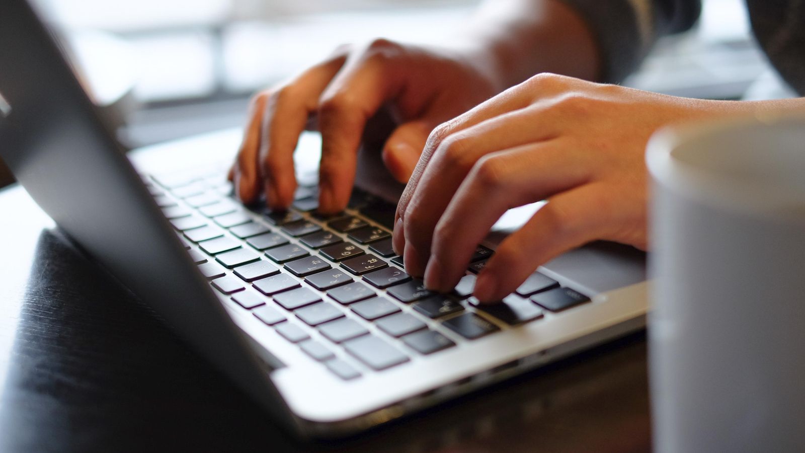 Imatge d'arxiu d'una persona usant l'ordinador