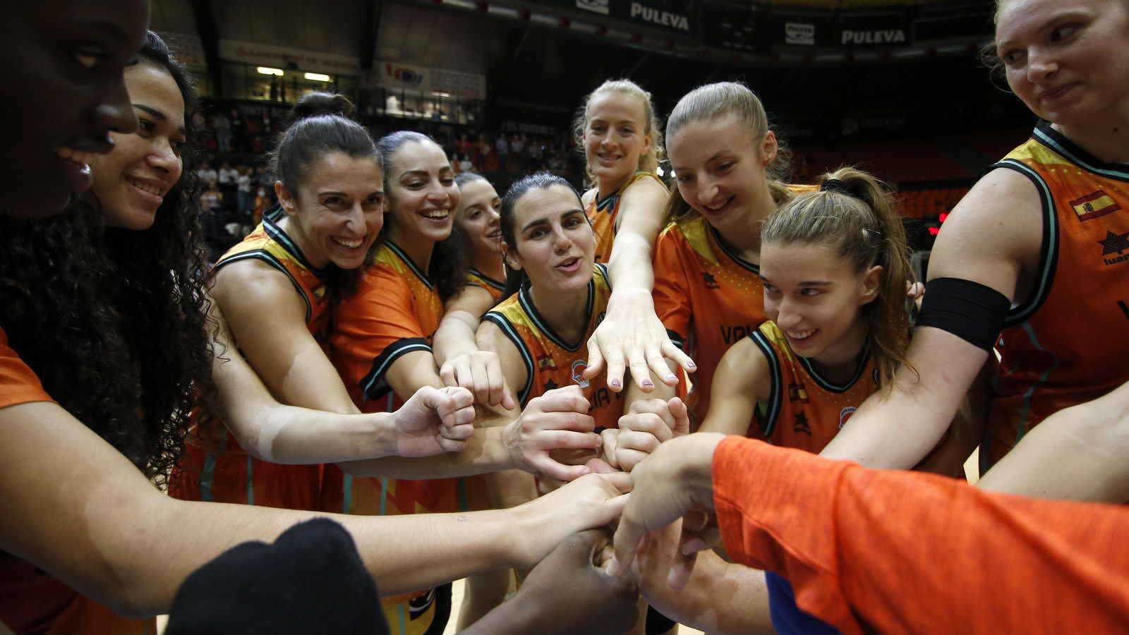 El València Basket celebra la victòria després d'una remuntada èpica contra el Szekszard