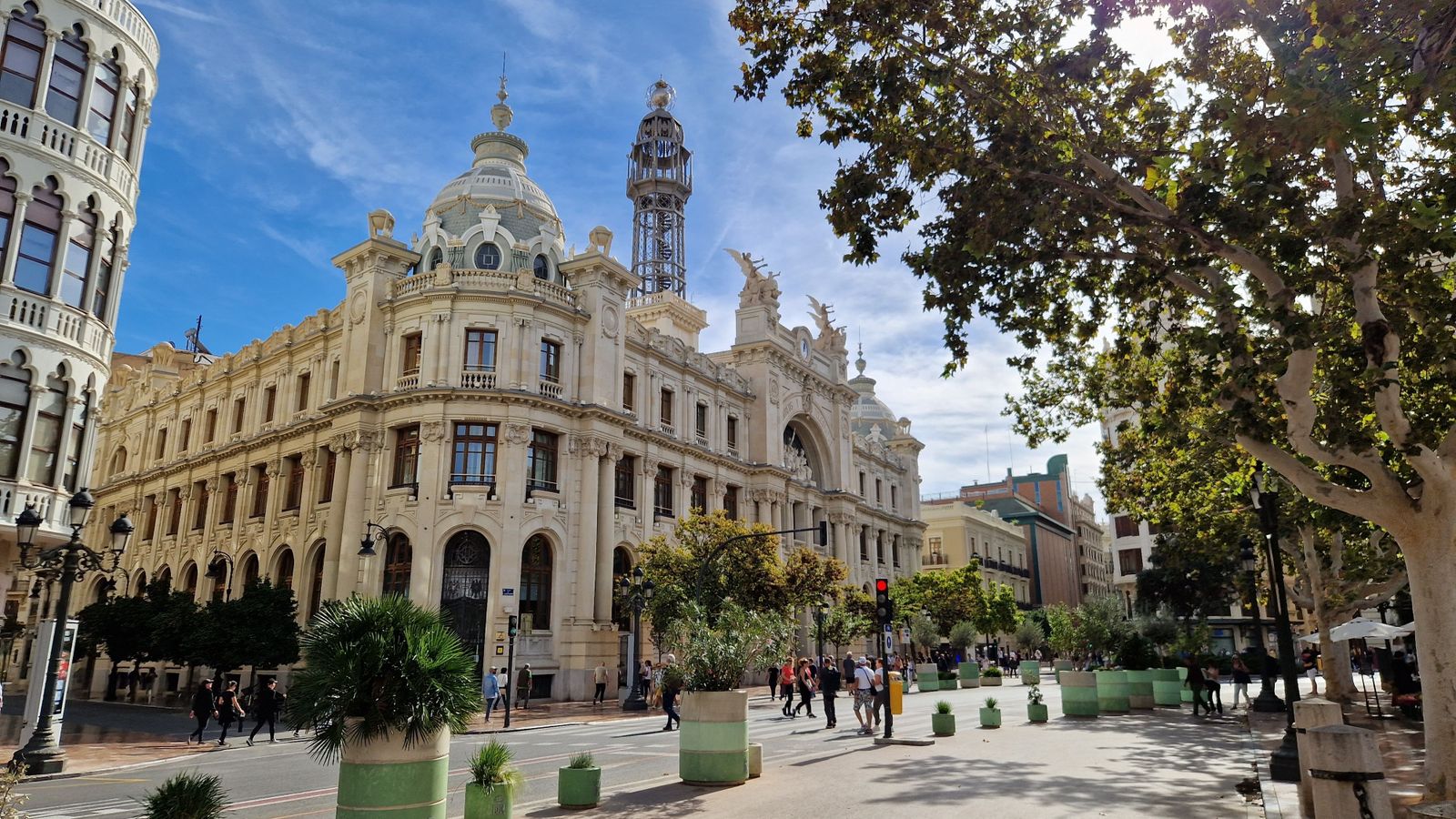 L'edifici de l'antiga seu de Correus i actual Palau de les Comunicacions, a la plaça de l'Ajuntament