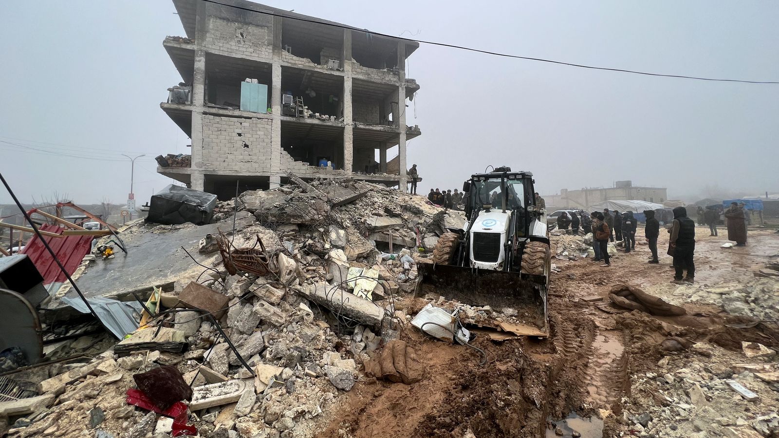 Equips de rescat busquen supervivents sota les runes a la ciutat de Jandaris, controlada pels rebels sirians