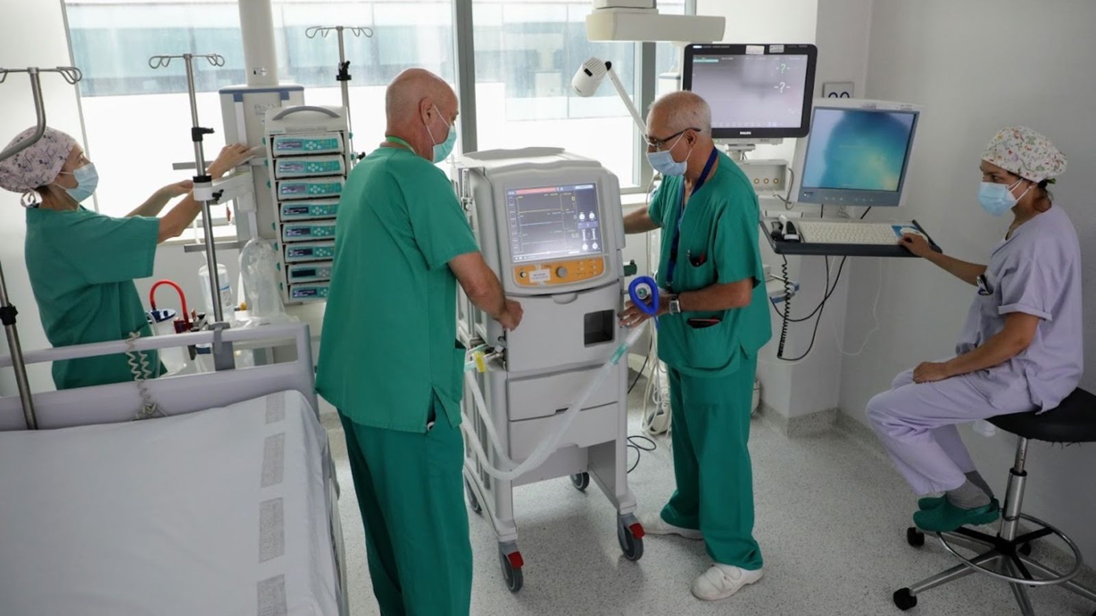 Un dels primers respiradors valencians arriba a l'hospital La Fe de València