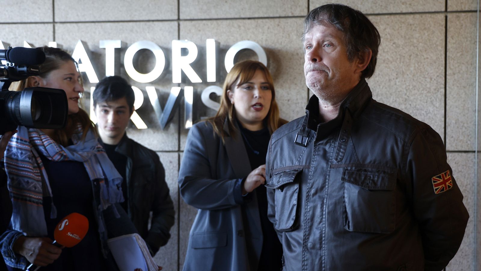 El fill d'Arévalo atén els mitjans a les portes del tanatori