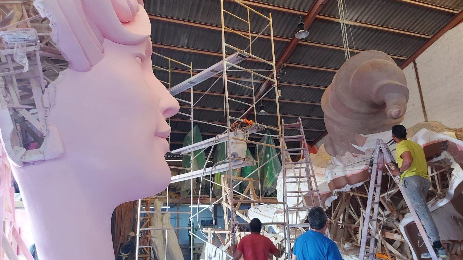 Algunes de les figures centrals del monument que porta per lema "Ars Amandi", que rematen al taller de Pedro Espadero