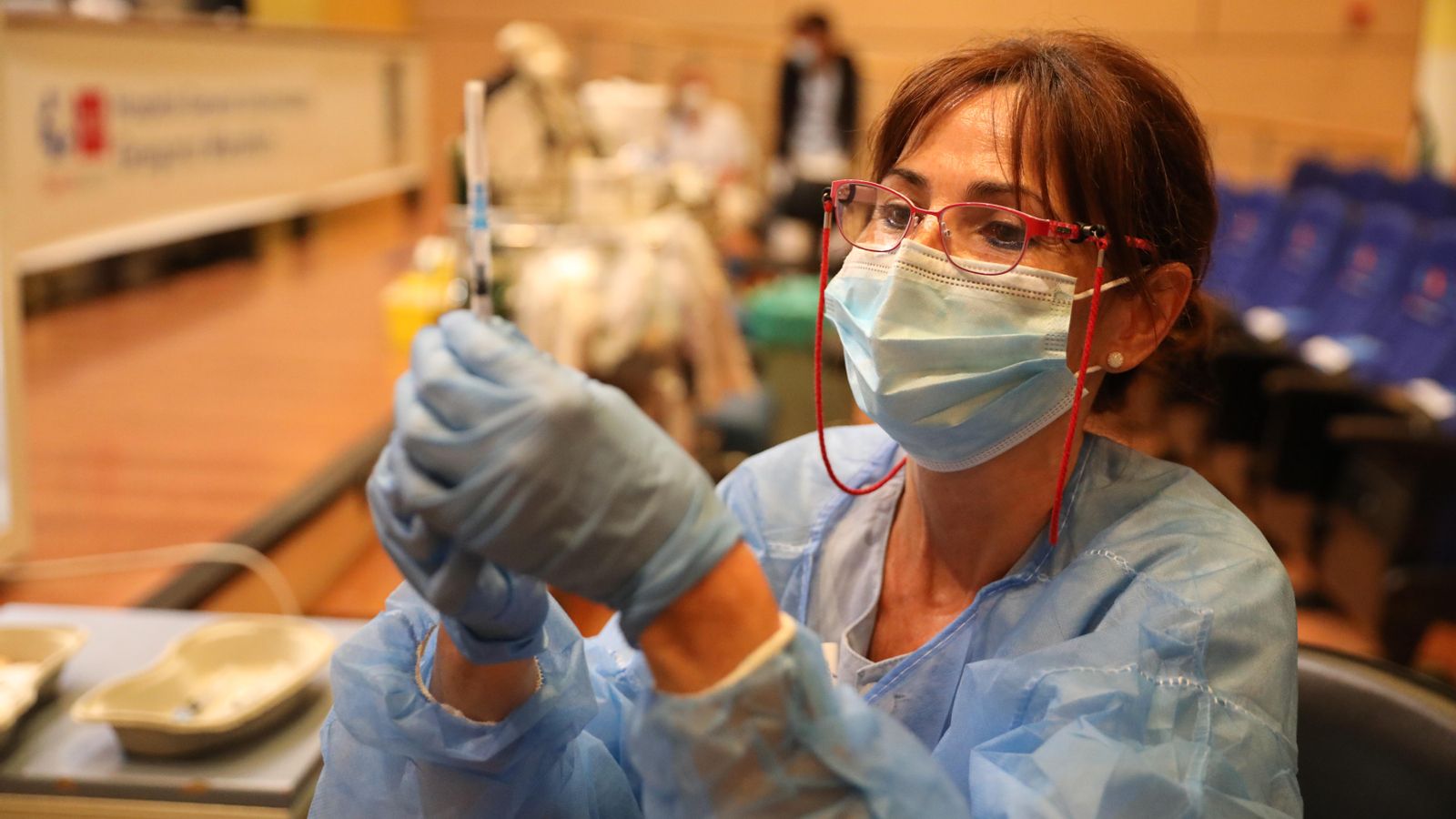 Una sanitària prepara una vacuna contra el coronavirus