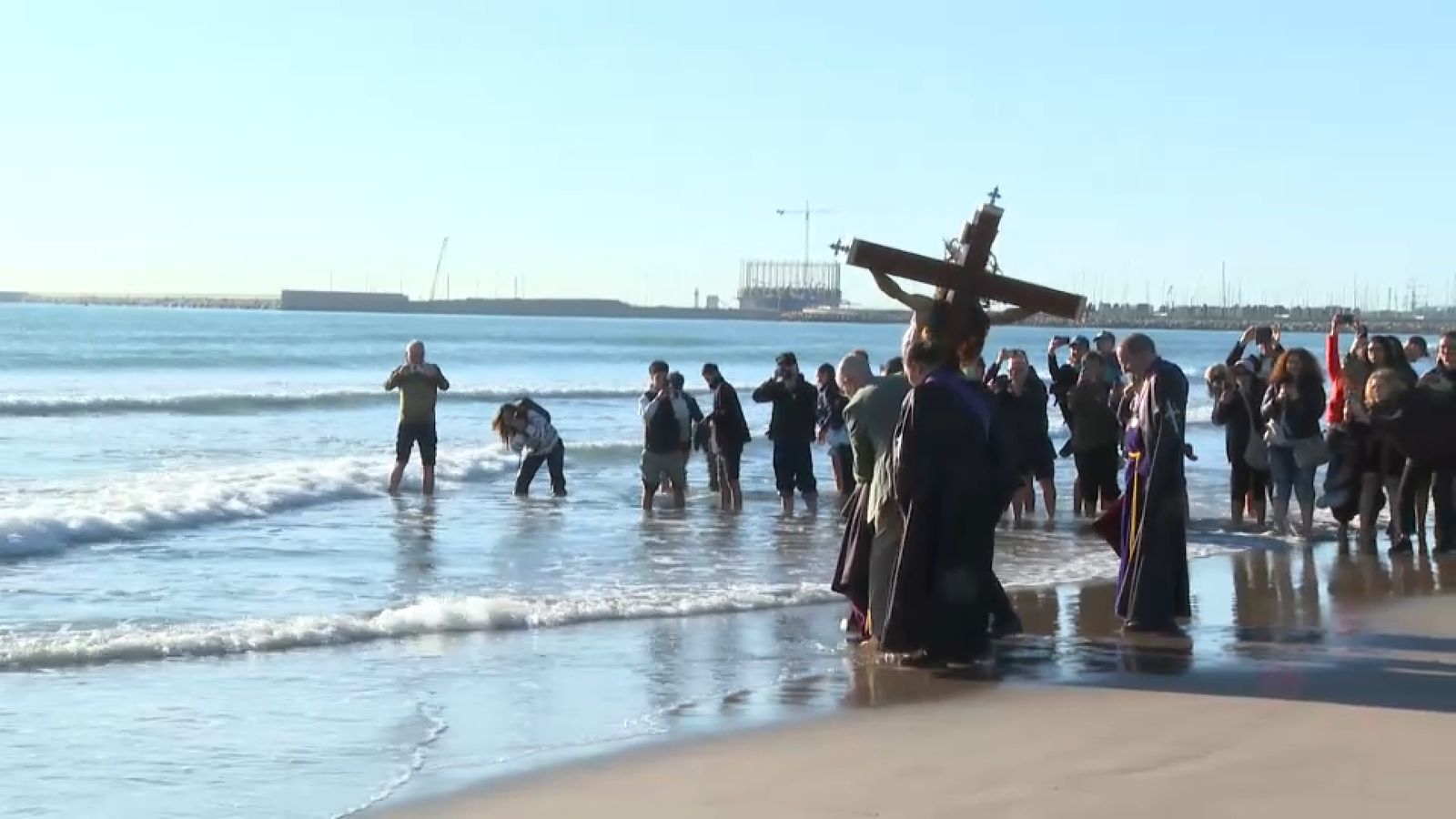 L'homenatge a les persones que han faltat en la mar s'ha repetit este divendres amb els primers rajos de sol