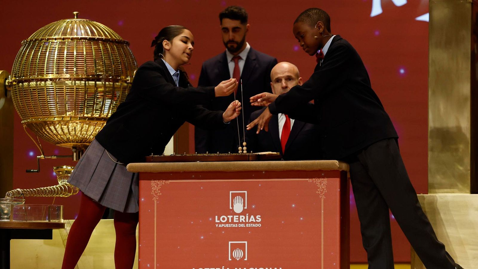 Dos xiquets de Sant Ildefons fiquen les bolen al fil d'aram