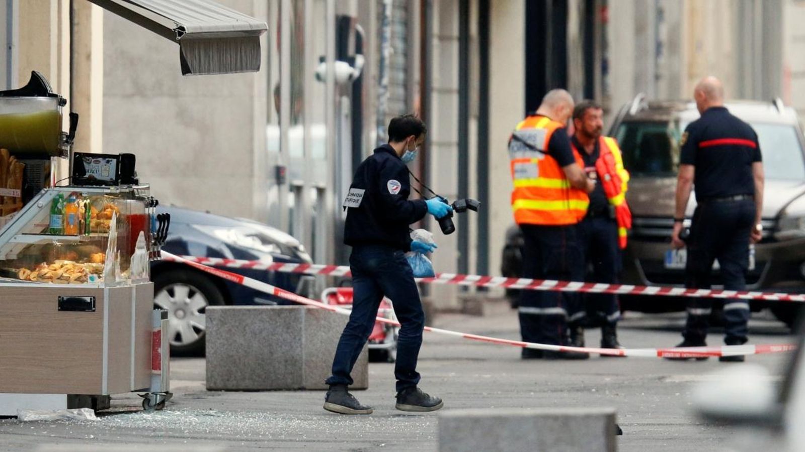 Agents de policia agafen proves al lloc dels fets