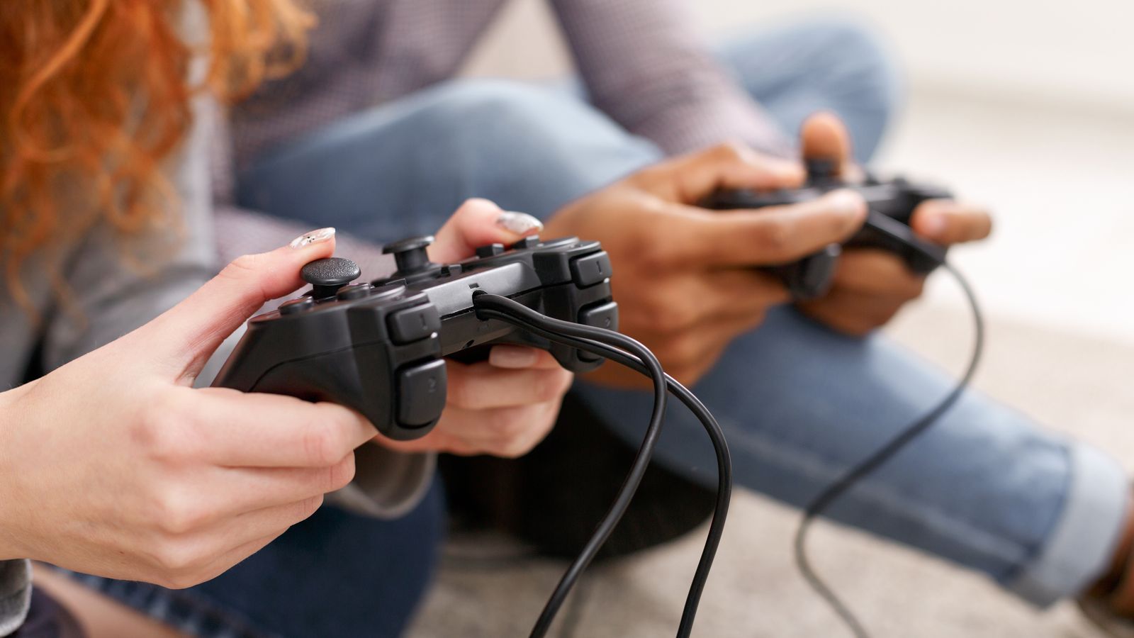 Dos joves juguen amb la videoconsola