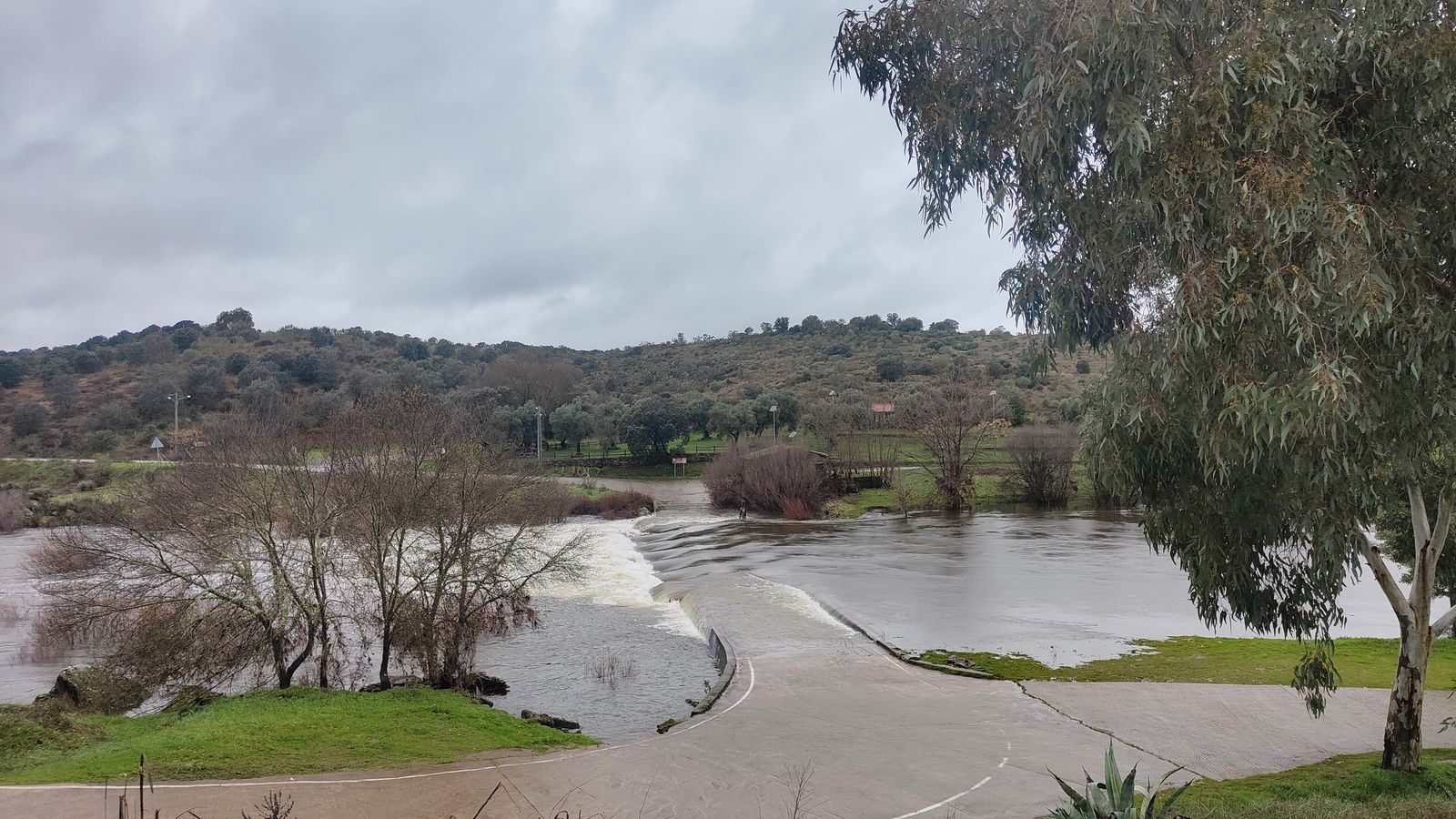 Una imatge d'una zona fronterera entre Espanya i Portugal, negada per les persistents pluges