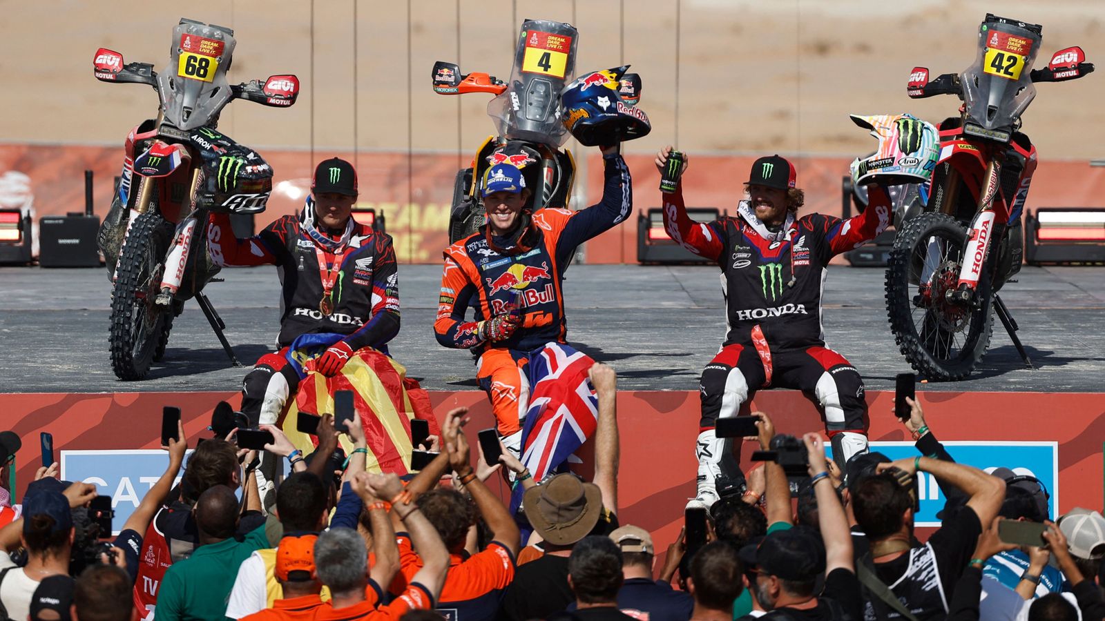 Tosha Schareina, en el pòdium final amb la senyera