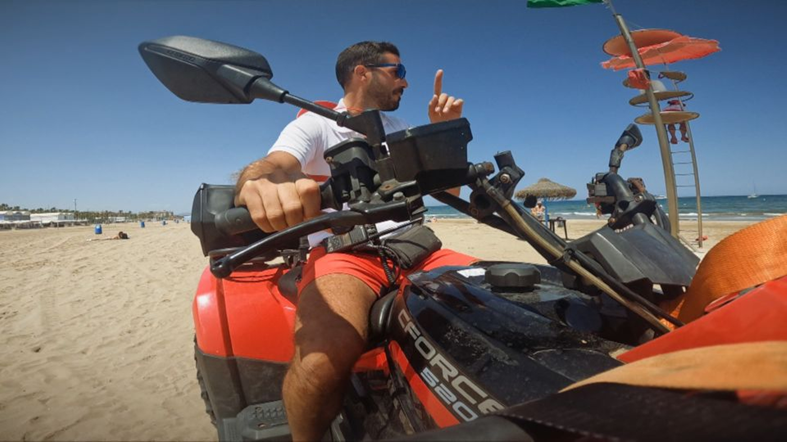 Cada dia de dilluns a divendres, de 13.30 a 14.00 hores, ens mostrarà com treballen els que vetlen per la seguretat dels banyistes.