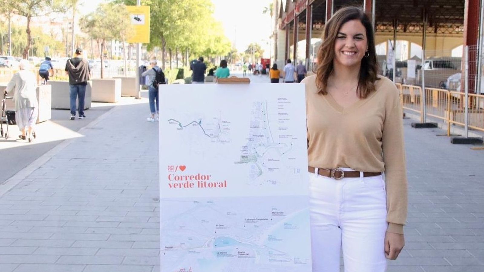 La vicealcaldessa de València i candidata del PSOE a l'ajuntament de València, Sandra Gómez, posa amb un dels últims projectes presentats per consistori