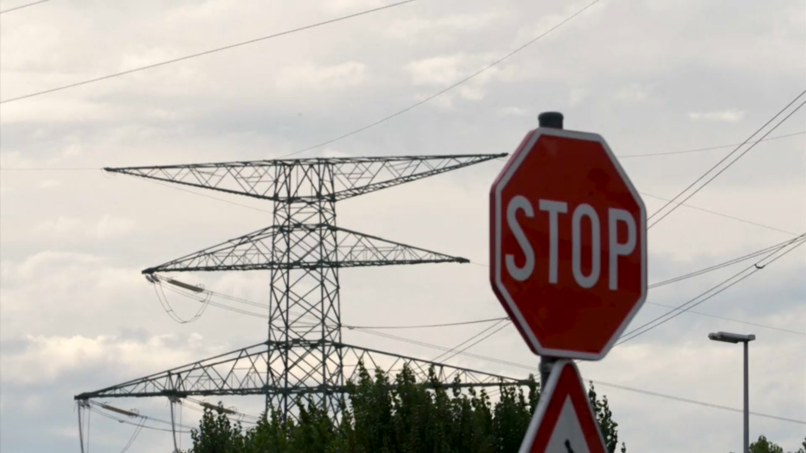 Torre elèctrica amb senyal de tràfic