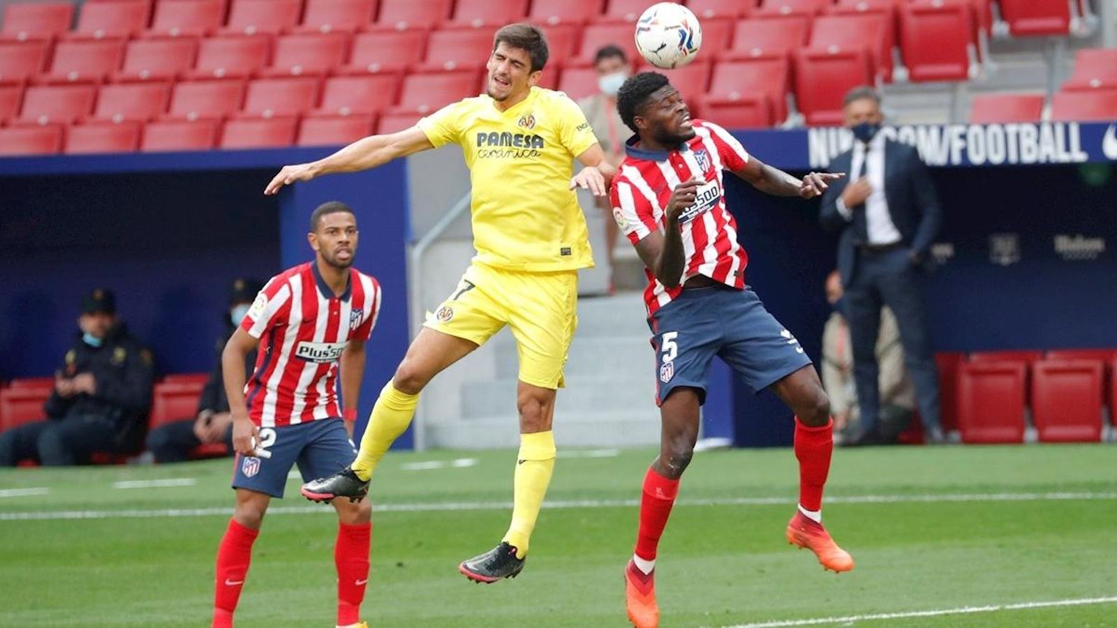 Gerard Moreno, un dels millors del partit, lluita per una pilota amb Thomas