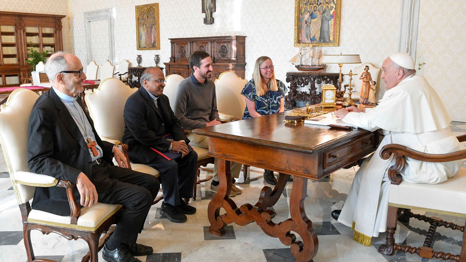 El papa Francesc amb la delegació del moviment Laudato Si aquest dilluns al Vaticà