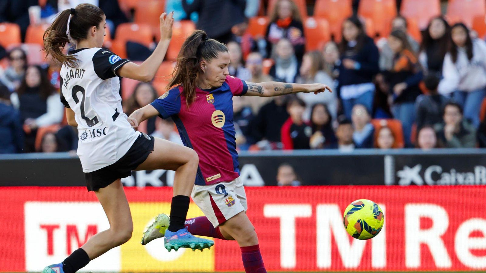 Sara Tamarit i Claudia Pina, en una acció del duel