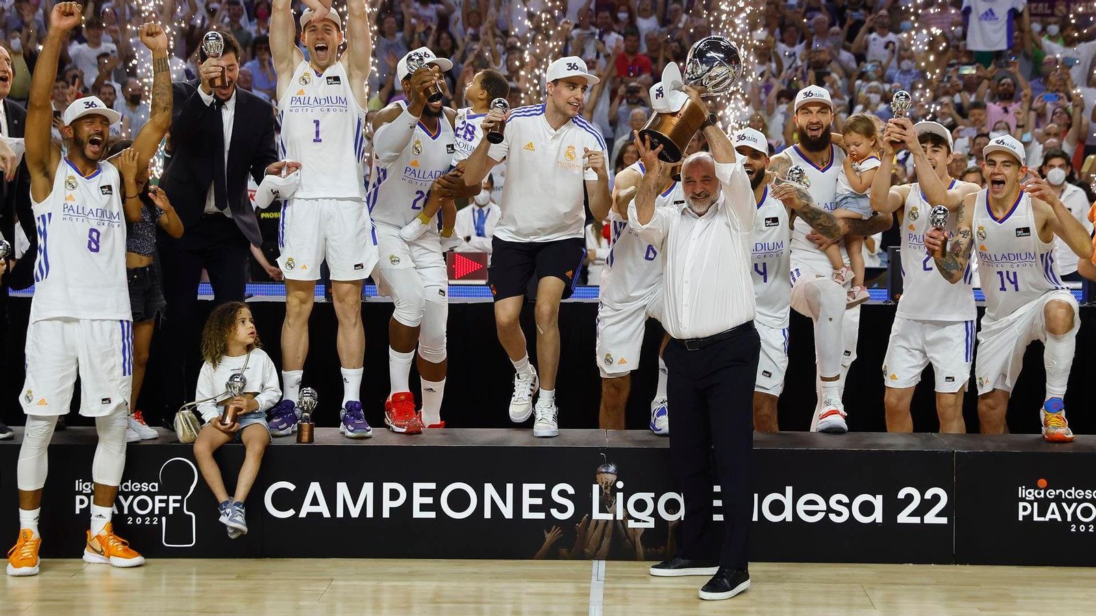 Pablo Laso alça el trofeu de campió