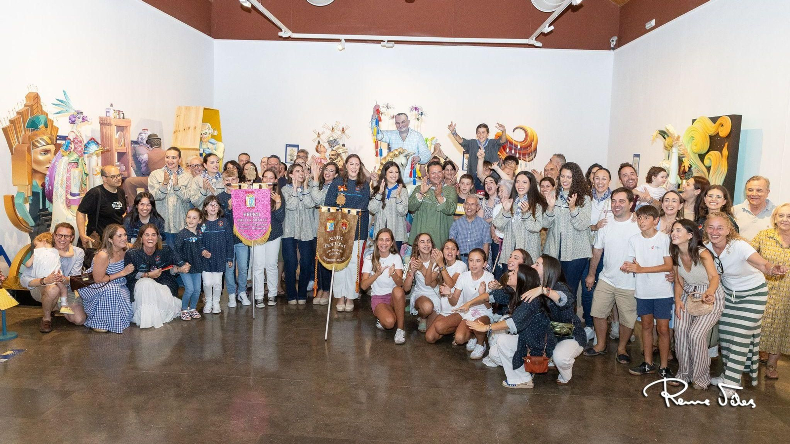 Els membres de la foguera Sèneca-Autobusos celebren el resultat de la votació del ninot indultat