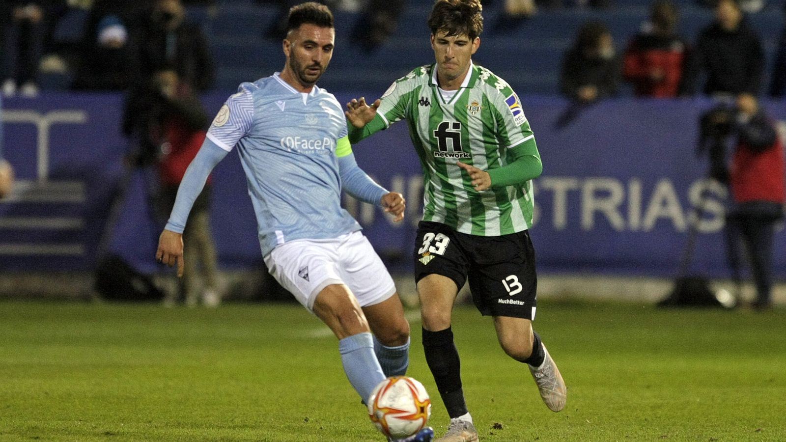 El capità del CFI Alacant fa una passada davant la pressió de Miranda