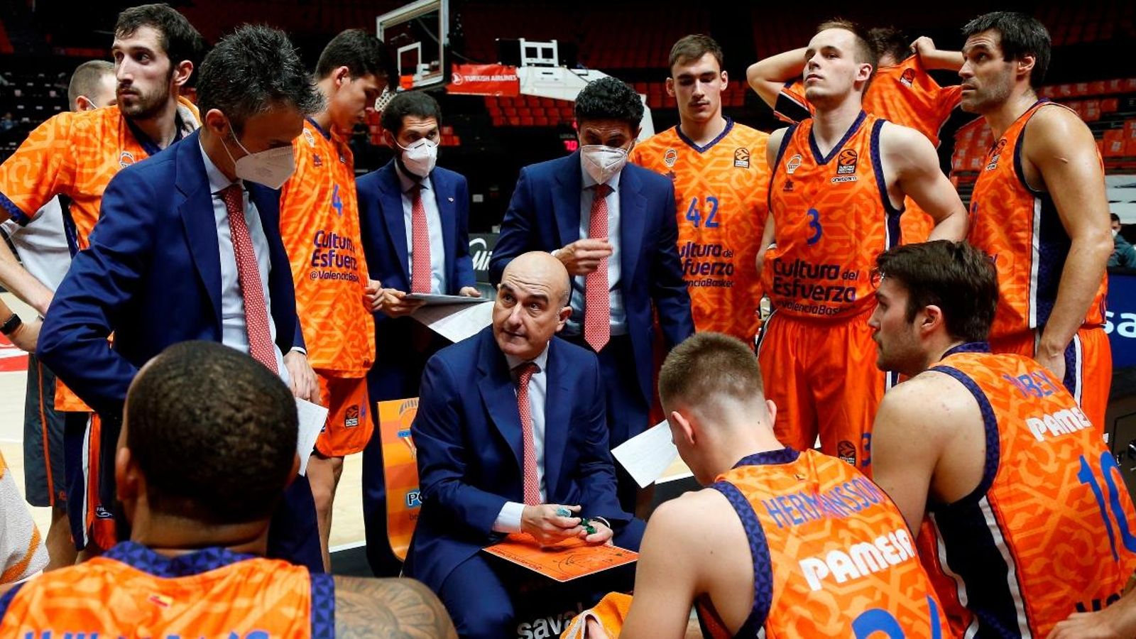 L'equip taronja, durant un temps mort del partit de l'Eurolliga contra Panathinaikos a la Fonteta