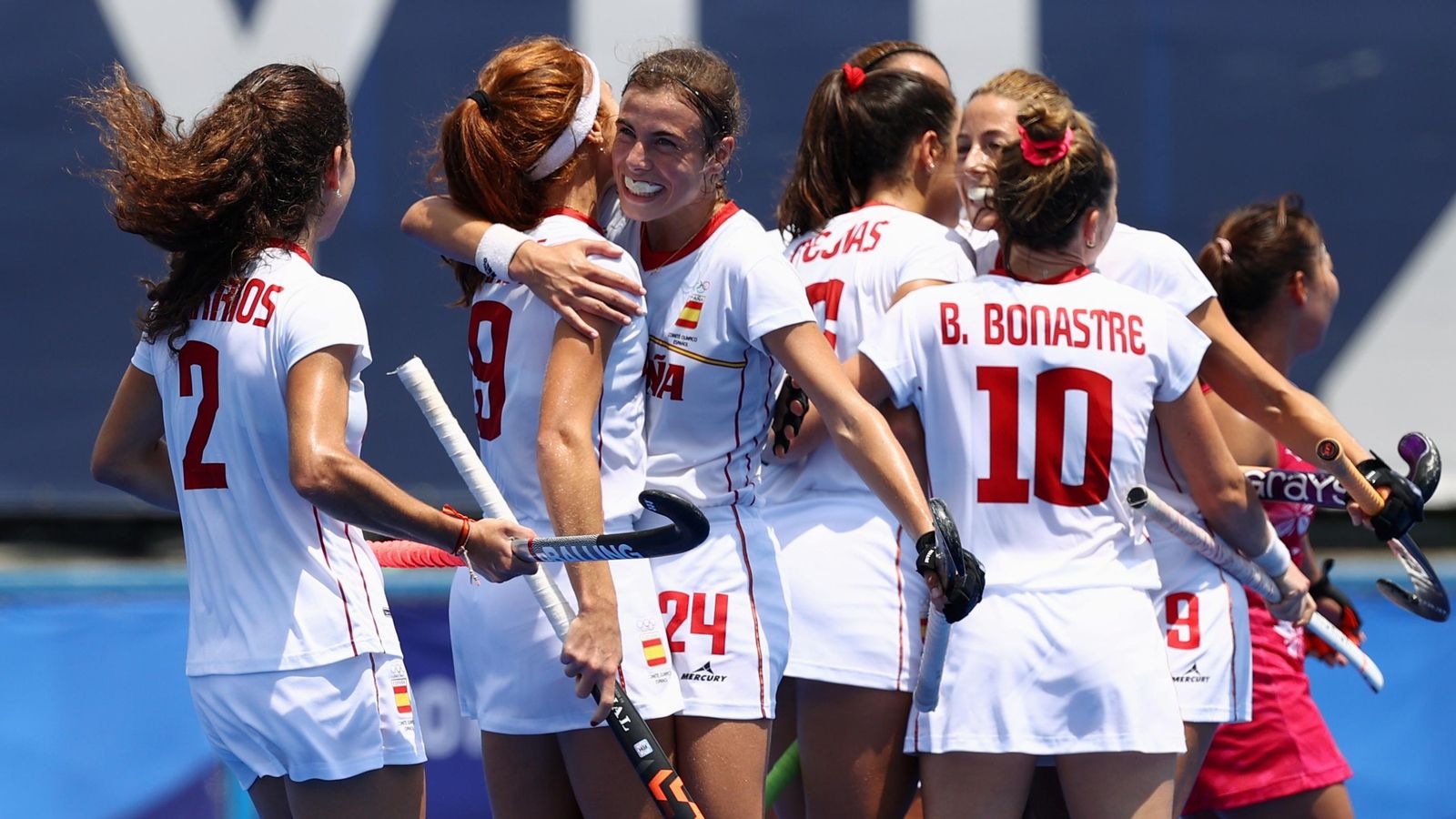 Les jugadores espanyoles celebren el triomf contra la selecció amfitriona