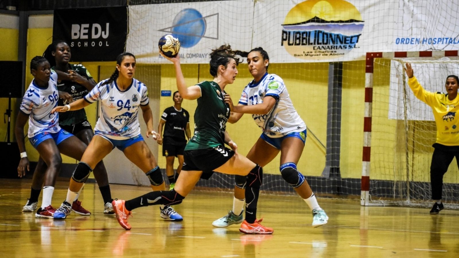 Les jugadores de l'Handbol Elx, en una jugada d'atac