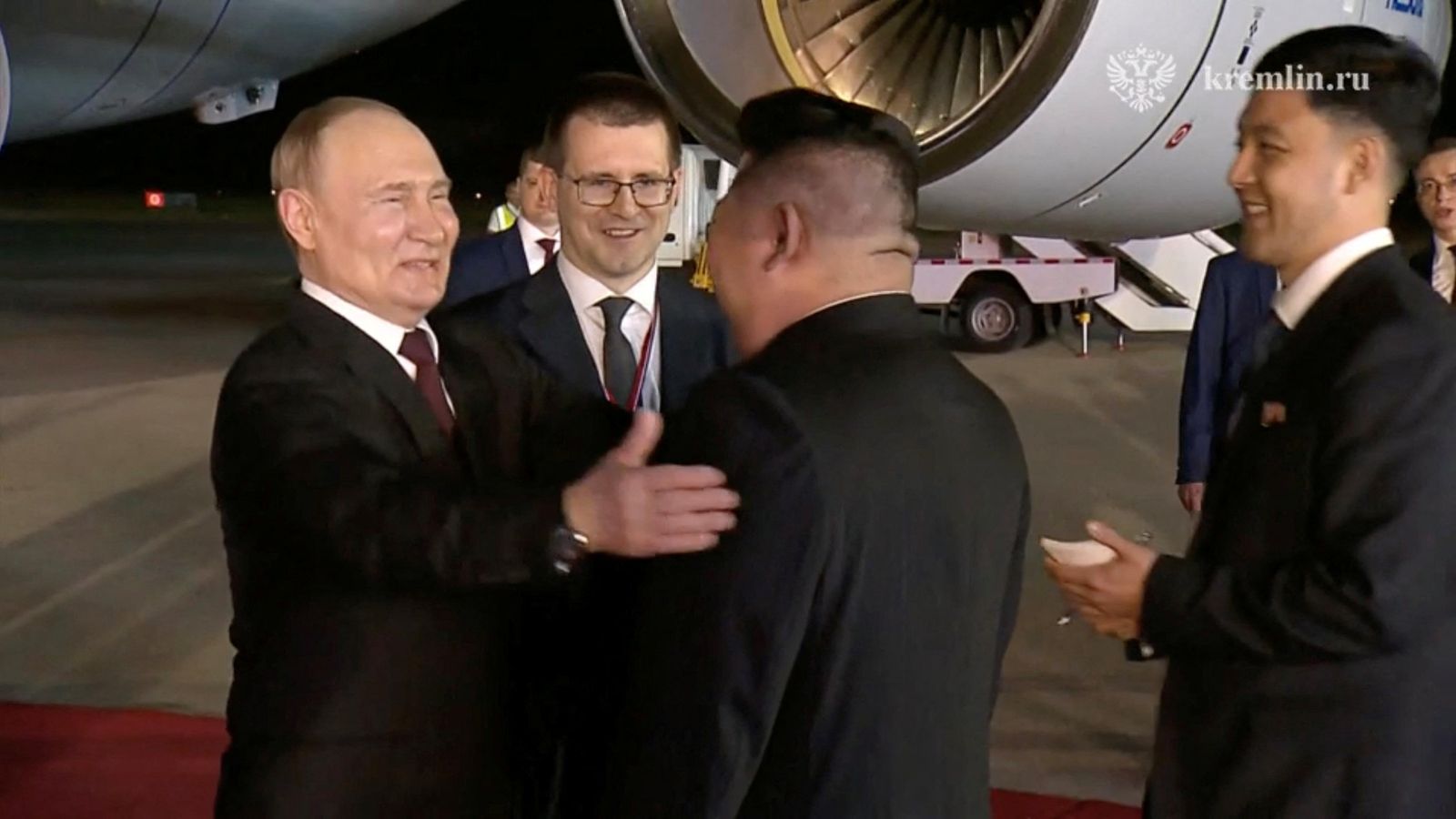 El president de Rússia, Vladimir Putin, és rebut pel líder de Corea del Nord, Kim Jong Un