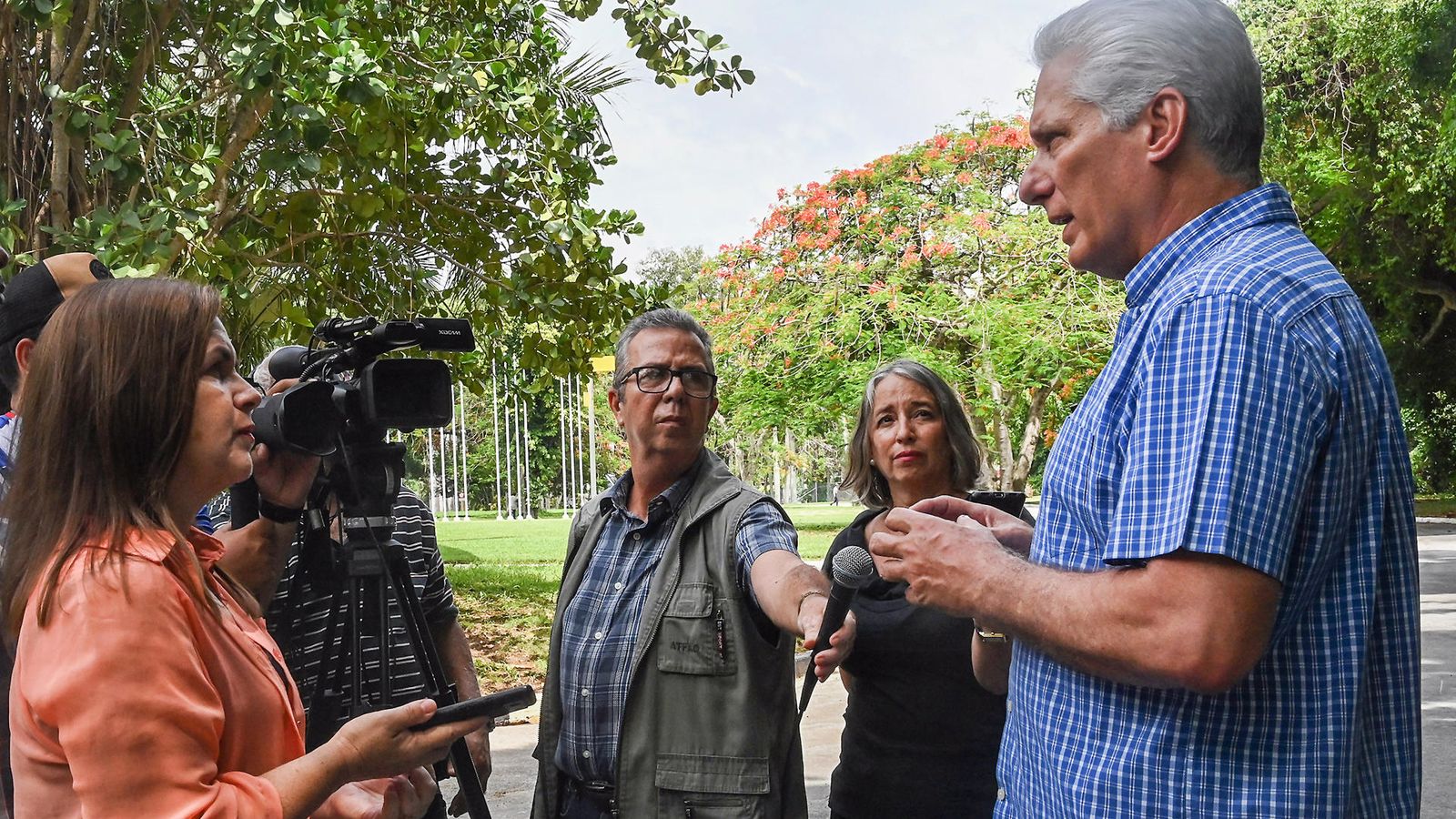 Fotografia cedida per la Presidència de Cuba que mostra el president cubà, Miguel Díaz-Canel, parlant amb periodistes este divendres a l’Havana (Cuba).