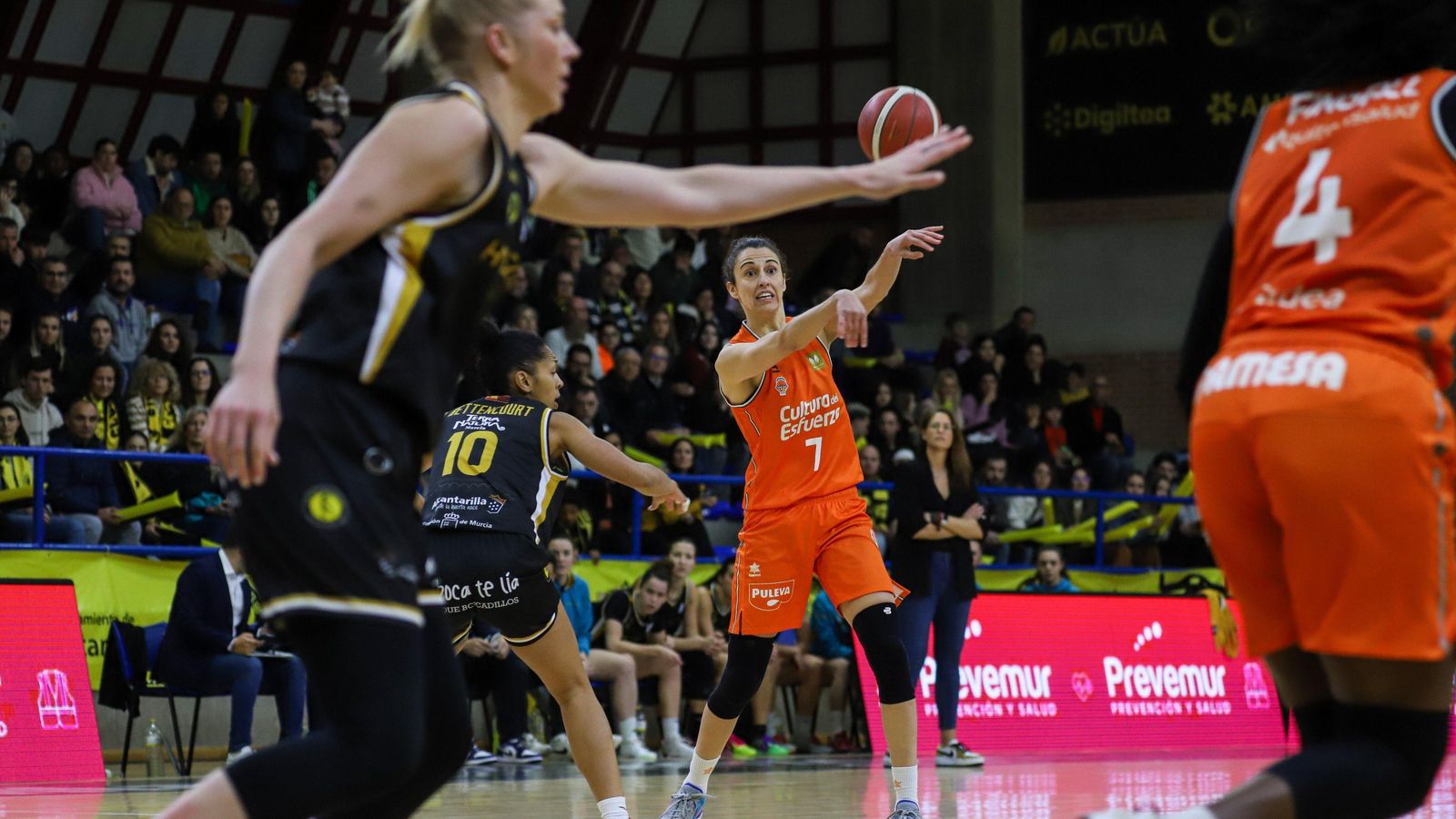 Alba Torrens, en una acció del partit Alba Torrens, en una acció del partit