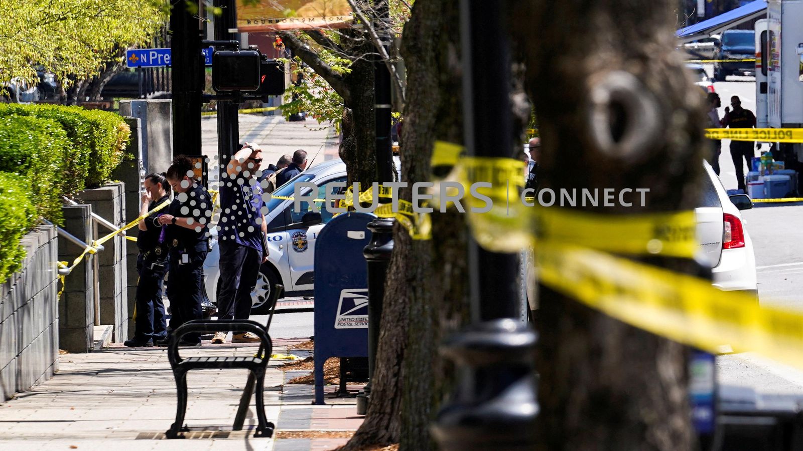 Diversos agents de policia inspeccionen el carrer on ha tingut lloc el tiroteig, en la ciutat de Louisville