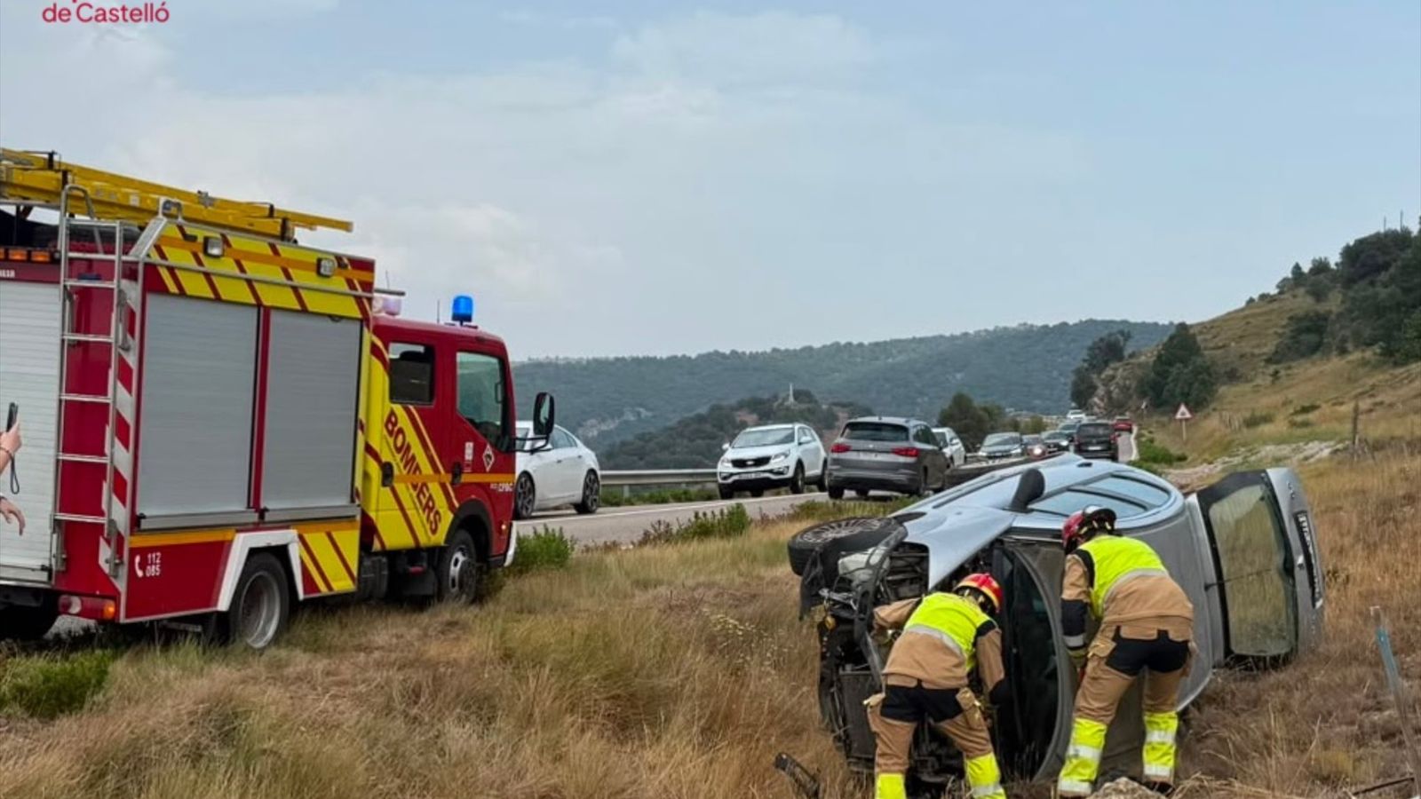 Imatge de l'assistència oferida per efectius del Consorci de Bombers de Castelló en l'accident de trànsit registrat en la N-232 a Morella