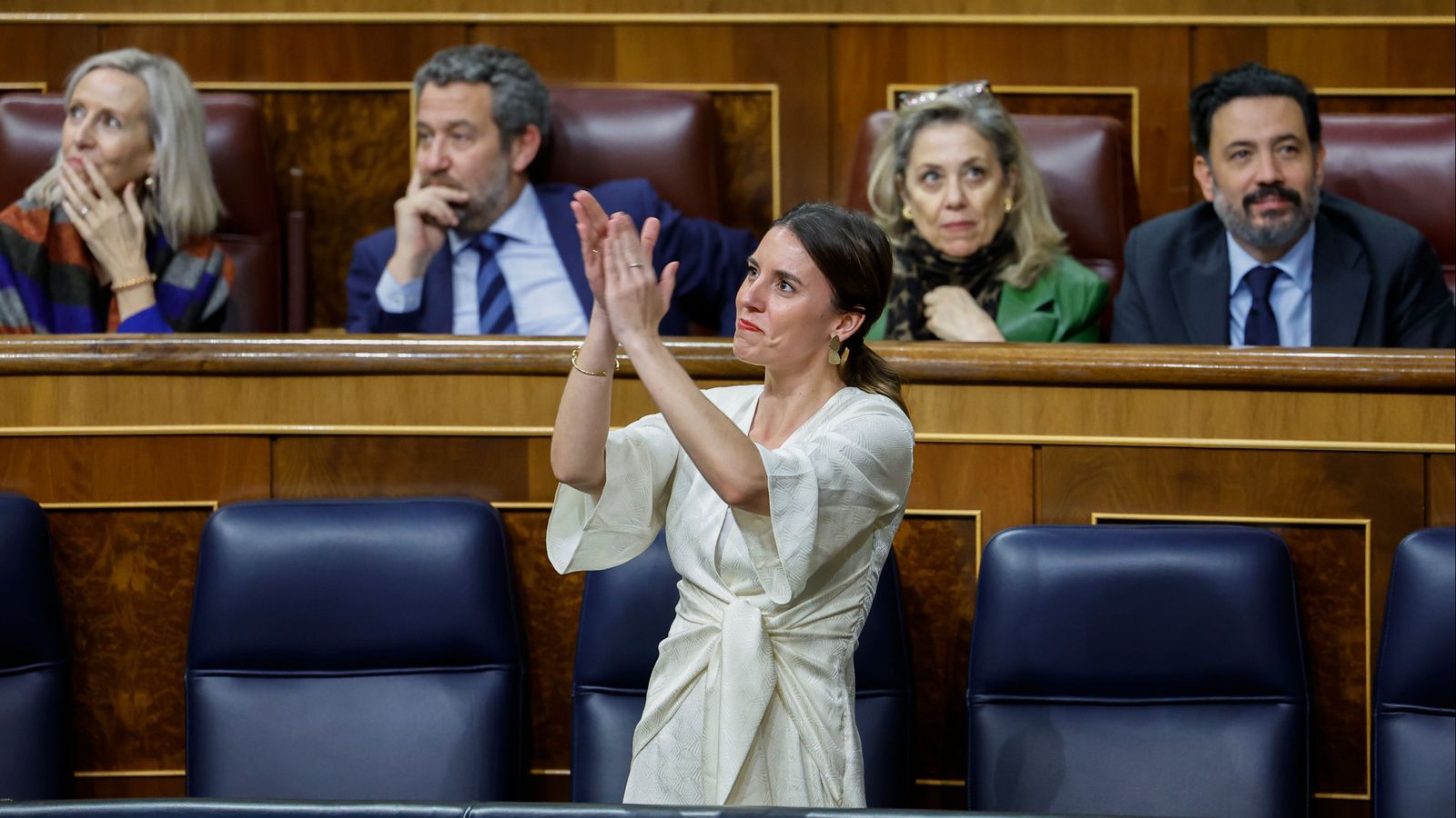 La ministra d'Igualtat, Irene Montero, celebra l'aprovació de la llei Trans