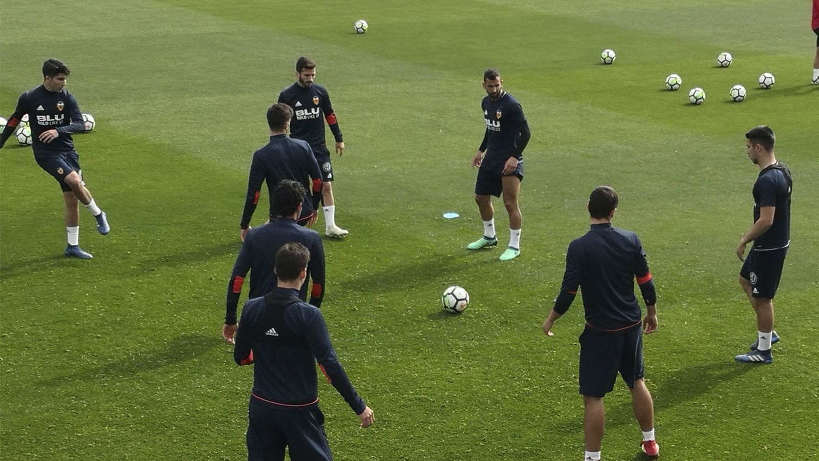 El València CF entrena a les instal·lacions esportives de Paterna.