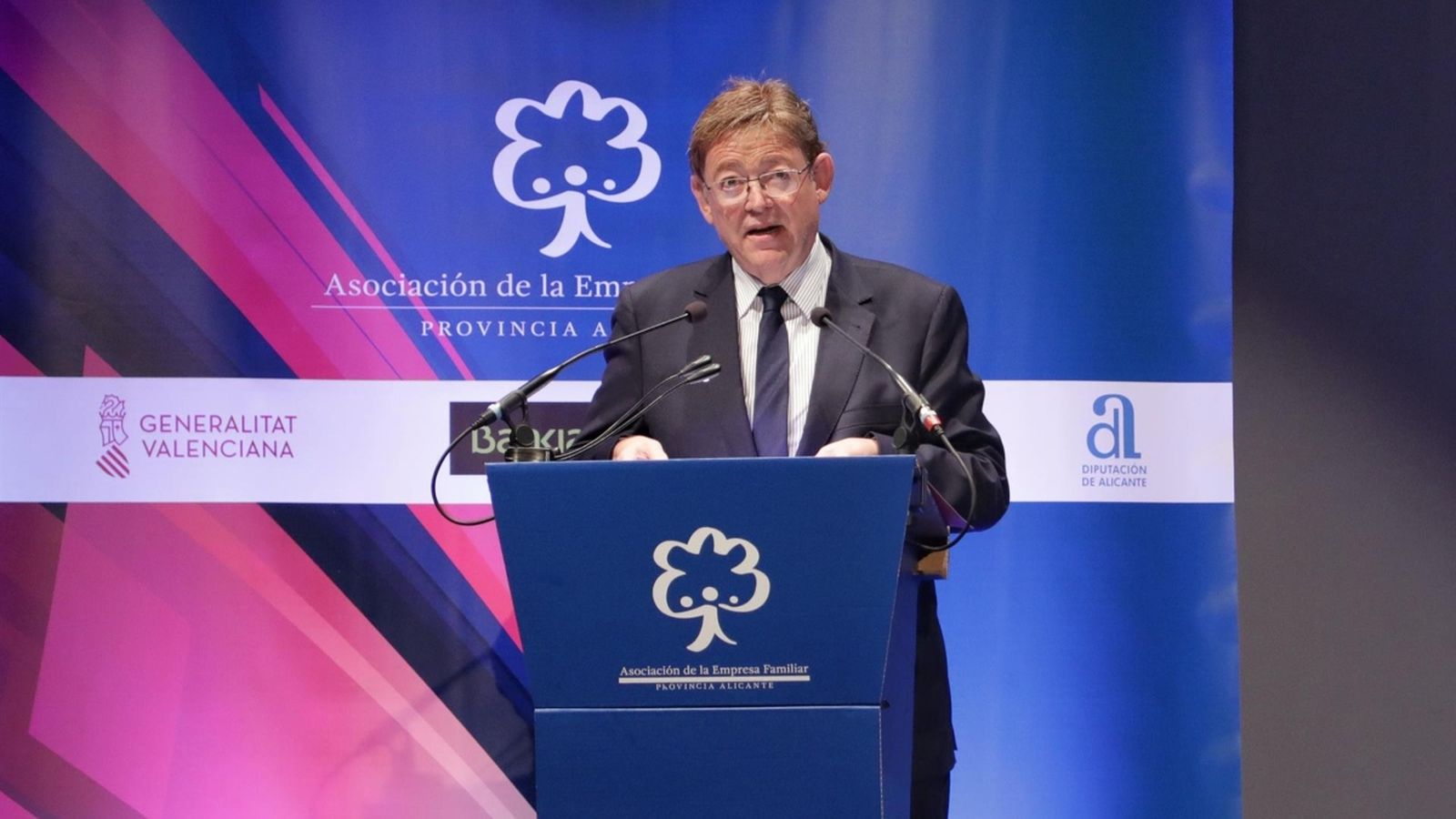 El president de la Generalitat, Ximo Puig, durant el lliurament dels XXIV Premis de l'AEFA