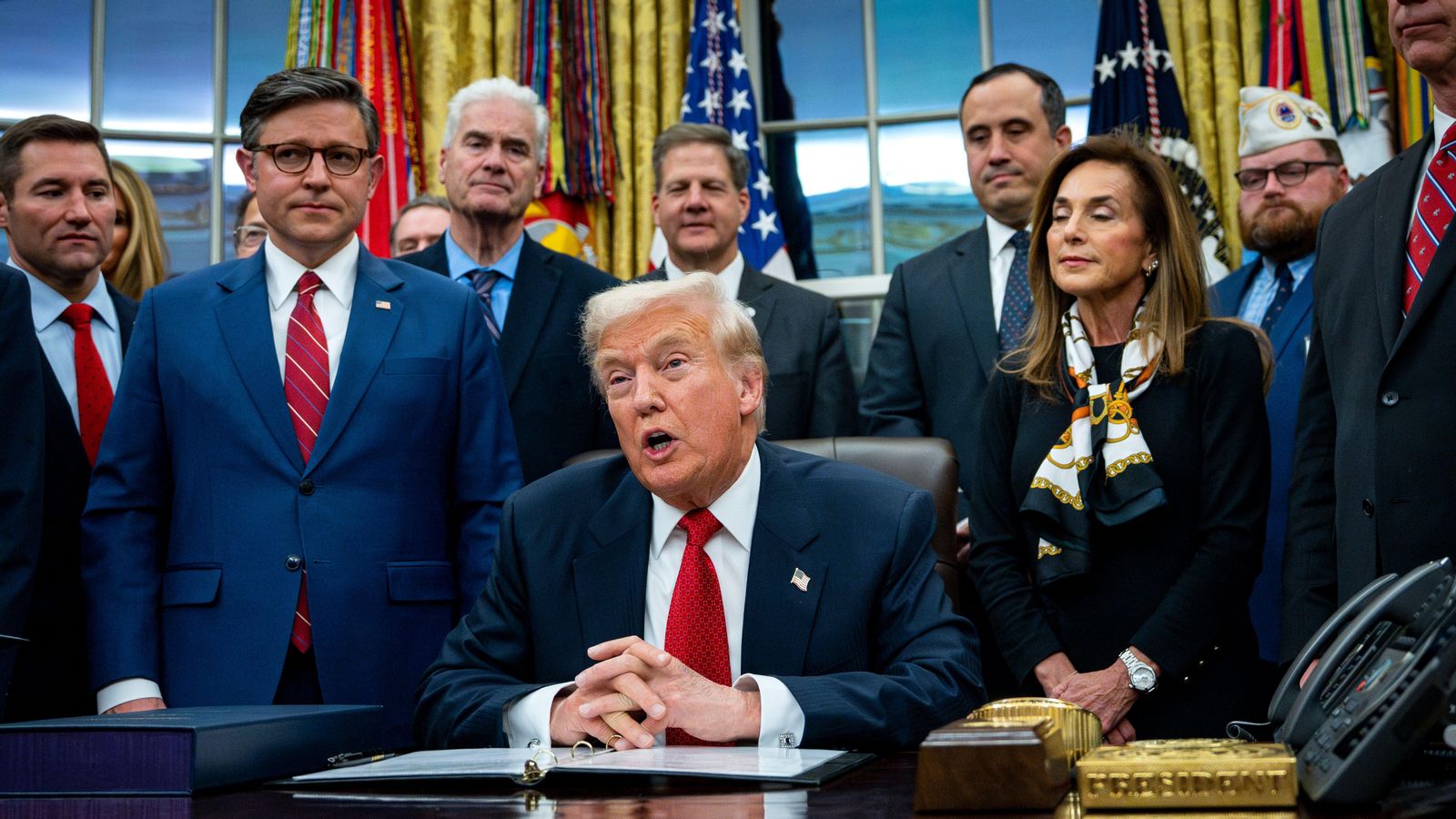 El president dels EUA, Donald Trump, signa al Despatx Oval l’acord pressupostari que reobre el govern federal, a Washington DC, el 12 de novembre de 2025. EFE/EPA/BONNIE CASH / POOL