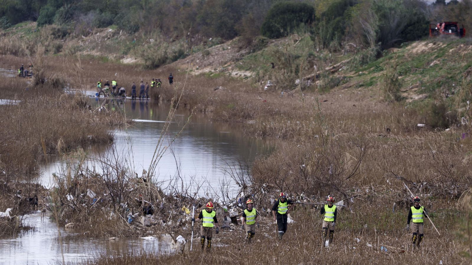 Soldats i efectius de l'UME pentinen part del barranc de Poio