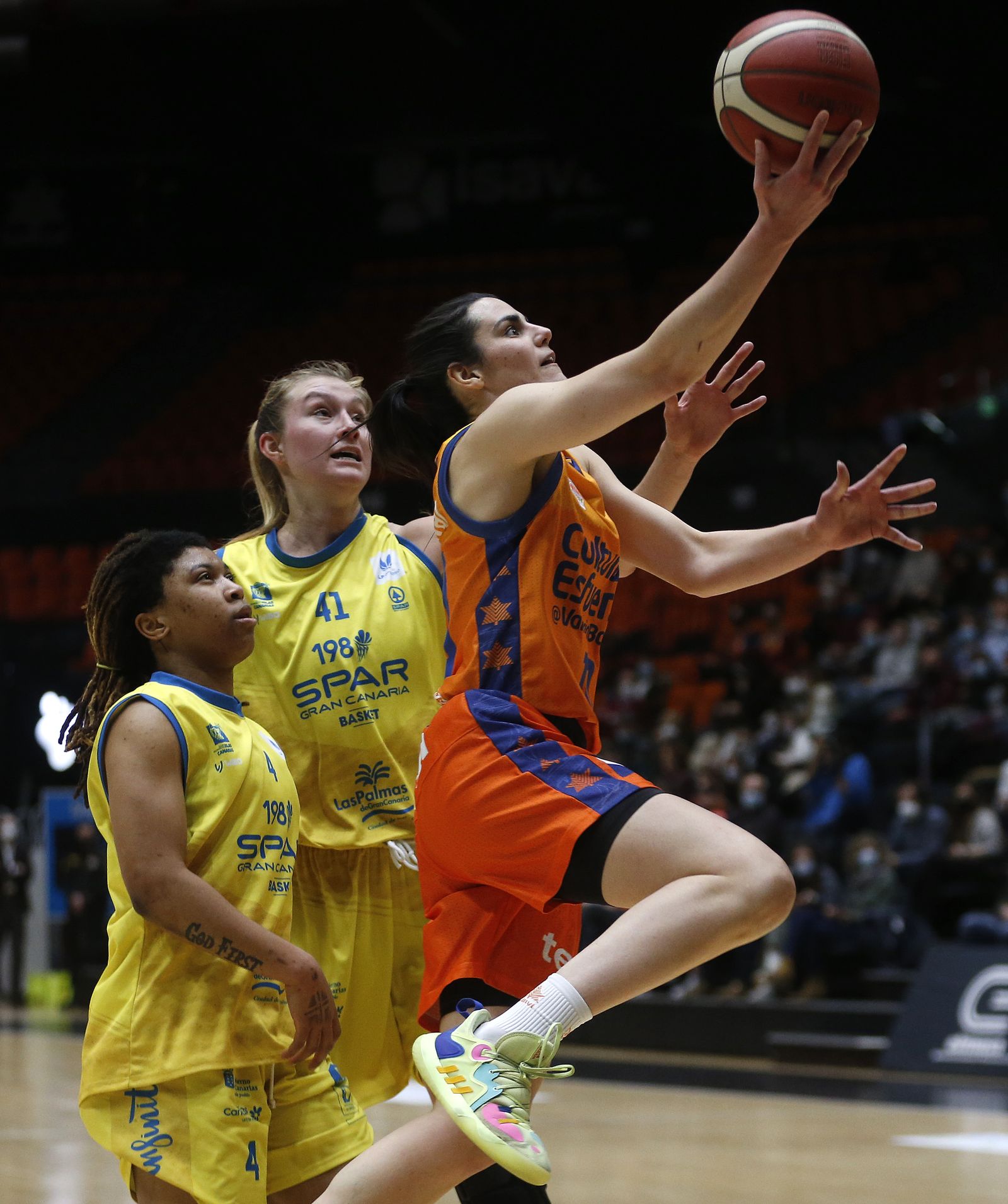 La jugadora taronja, Leti Romero, en el transcurs del joc contra el Gran Canària a la Fonteta
