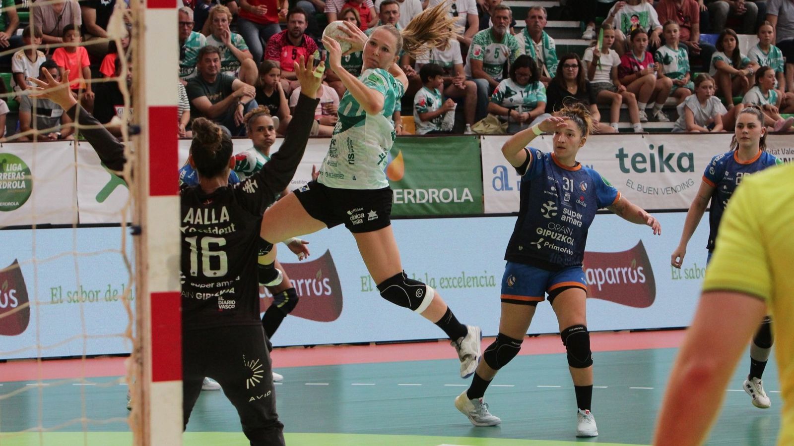 Celia Guilabert, en una acció del partit