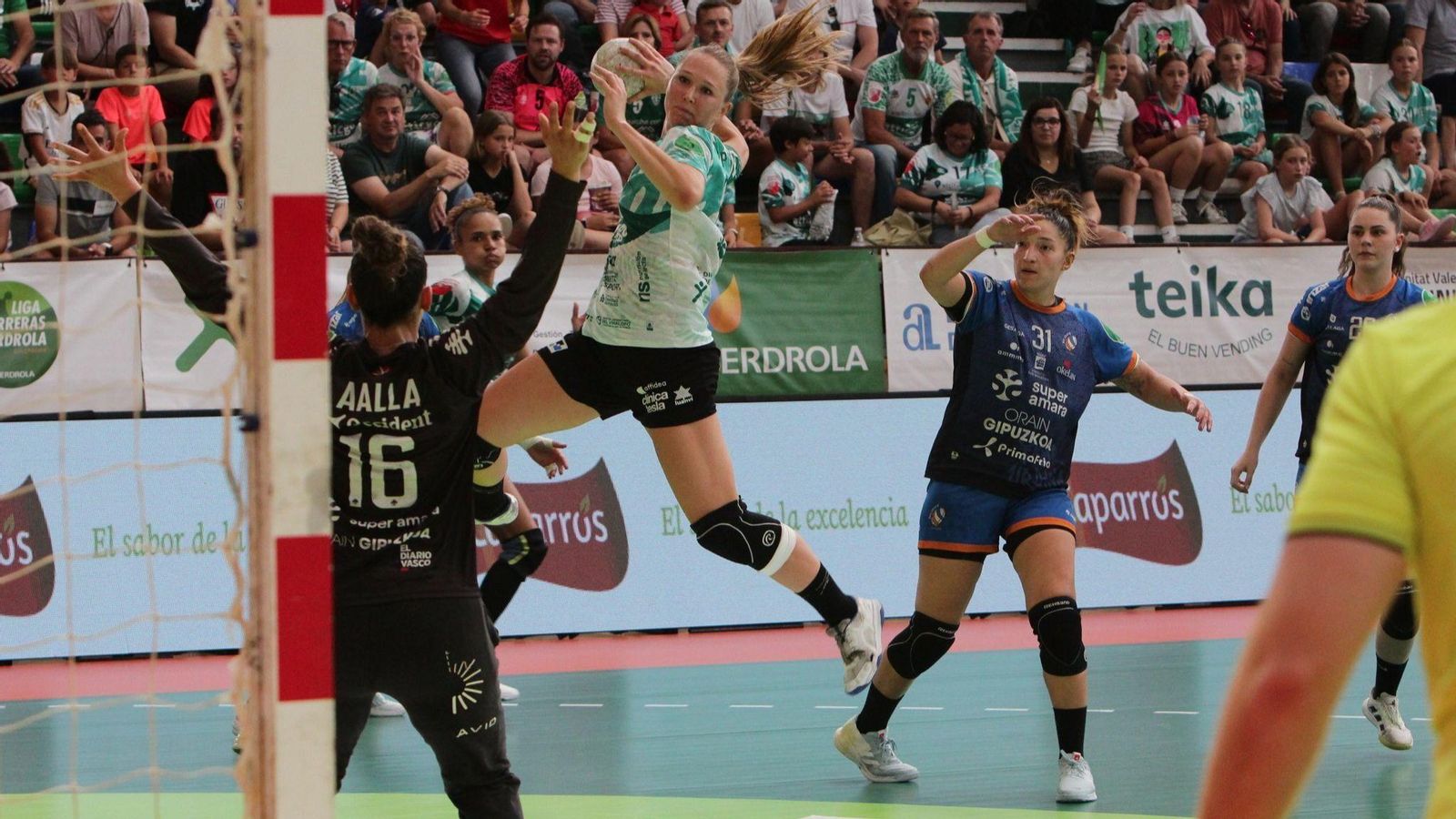 Celia Guilabert, en una acció del partit Celia Guilabert, en una acció del partit