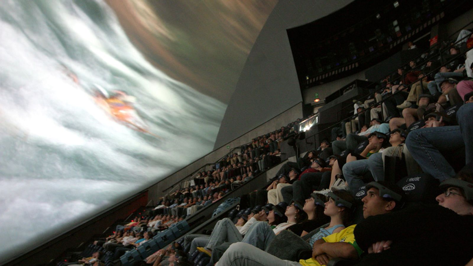 Espectadors en la sala de cinema de l'Hemisfèric