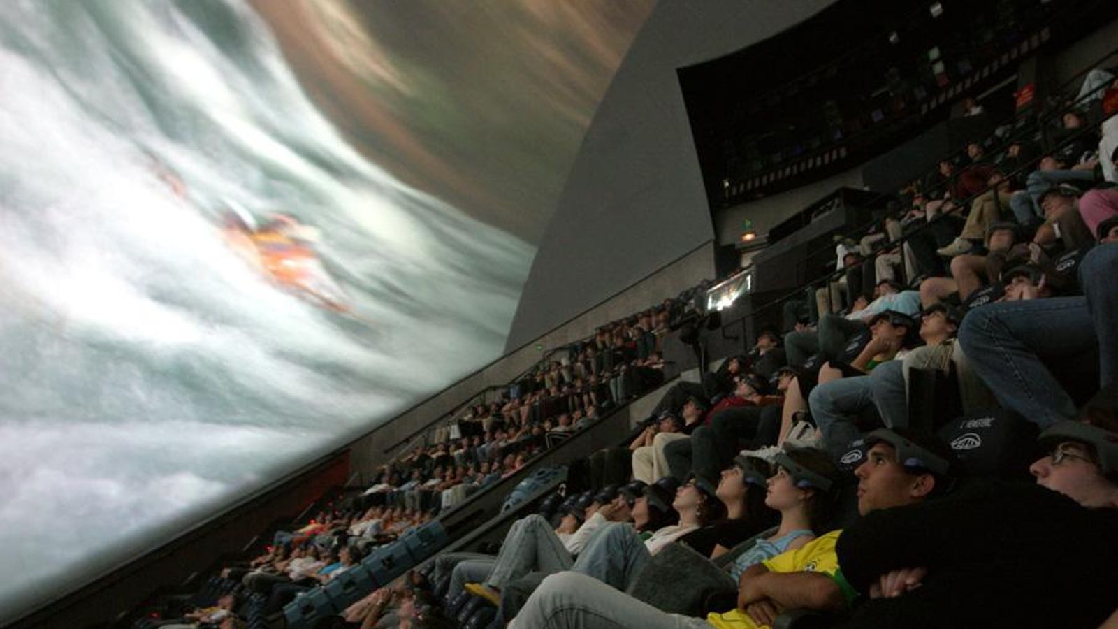 Espectadors en la sala de cinema de l'Hemisfèric Espectadors en la sala de cinema de l'Hemisfèric