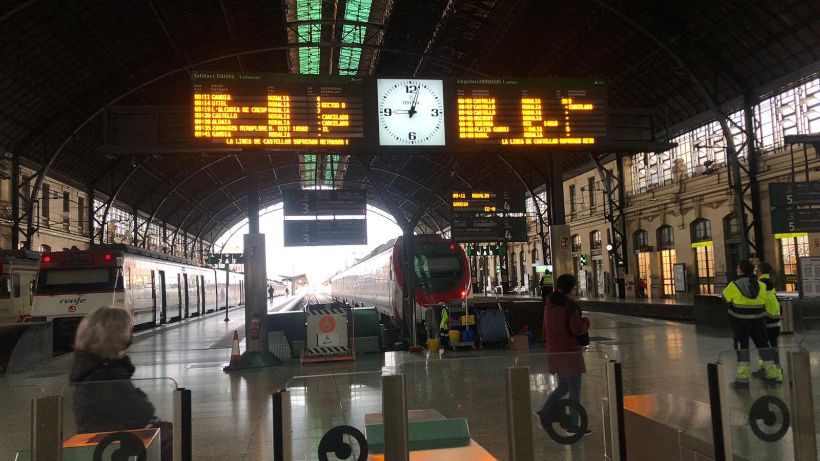 Cancel·lacions i retards en els panells informatius de l'Estació del Nord de València