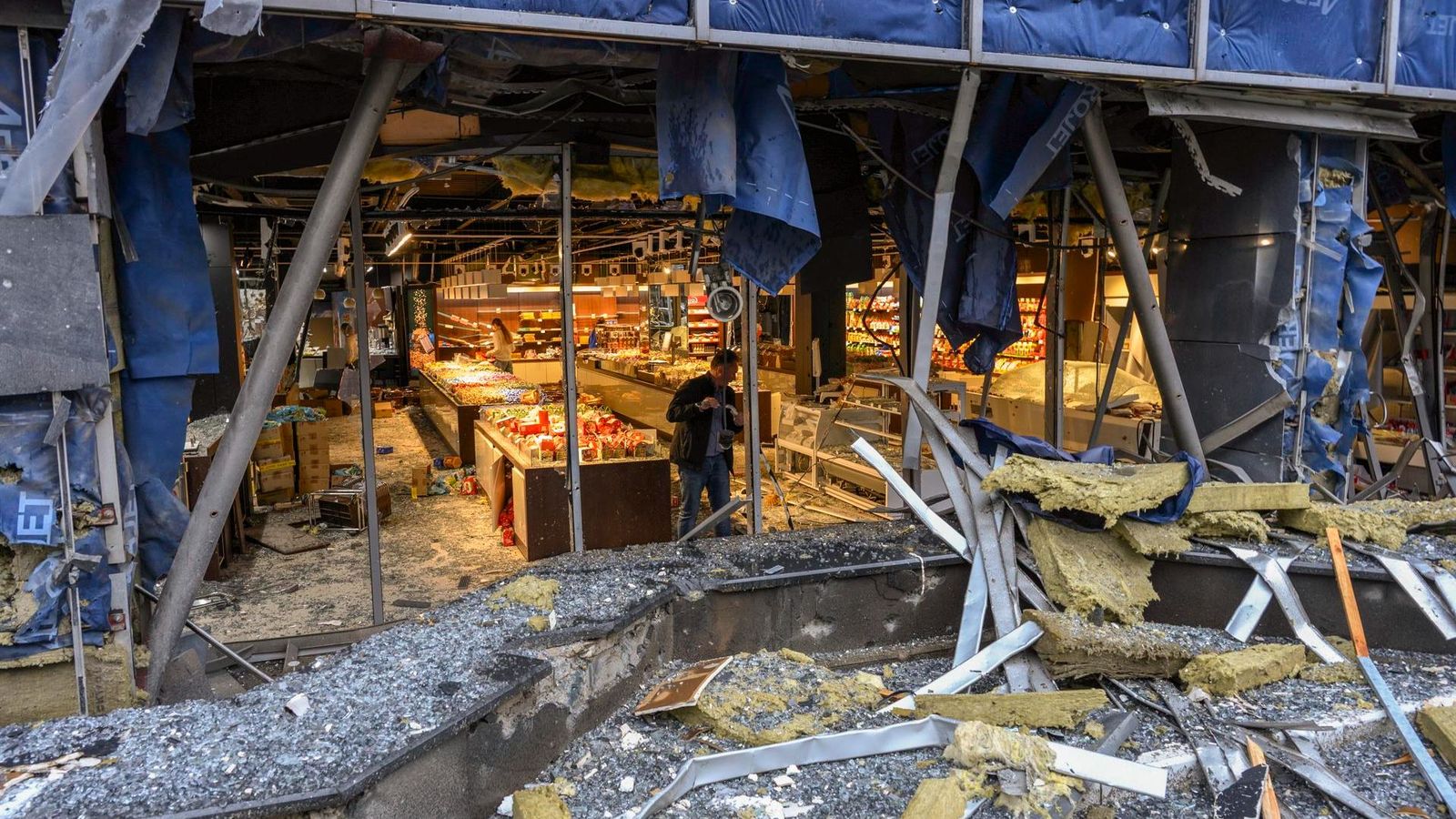 Estat en què ha quedat un centre comercial que ha rebut l'impacte d'un dels míssils llançats per Rússia contra la ciutat ucraïnesa de Kyiv
