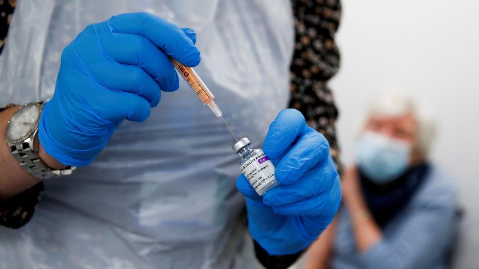 La CE controlarà l'exportació de vacunes després d'insinuar que AstraZeneca ha revenut la seua a tercers països La CE controlarà l'exportació de vacunes després d'insinuar que AstraZeneca ha revenut la seua a tercers països