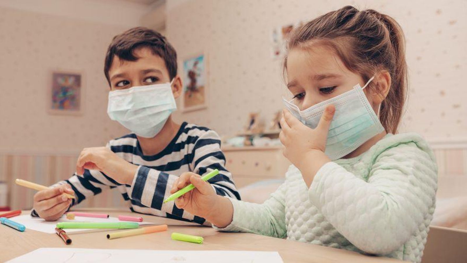 Un xiquet i una xiqueta amb les mascaretes