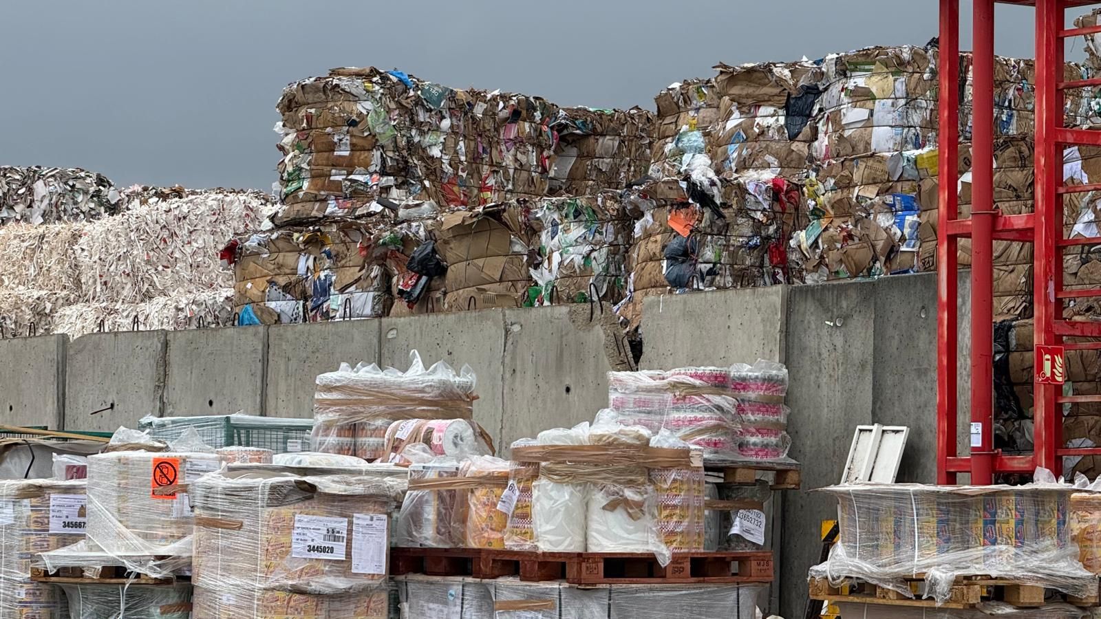 Bales de cartó a la planta de reciclatge en què s'ha trobat el cadàver