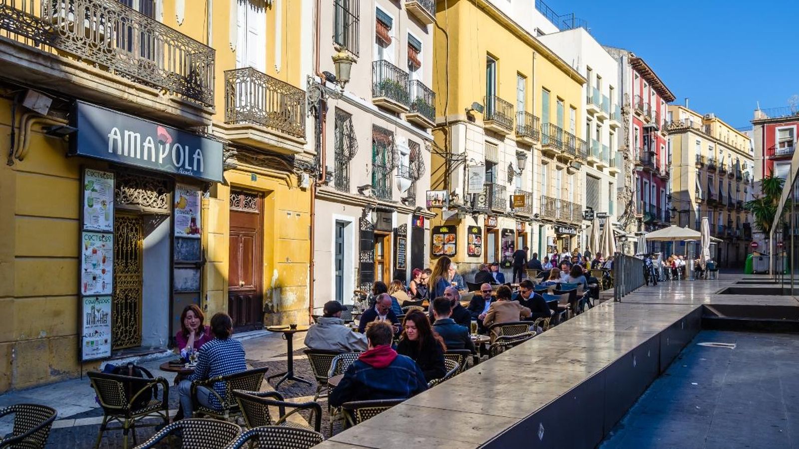 Gent a les terrasses del centre d'Alacant en una imatge d'arxiu